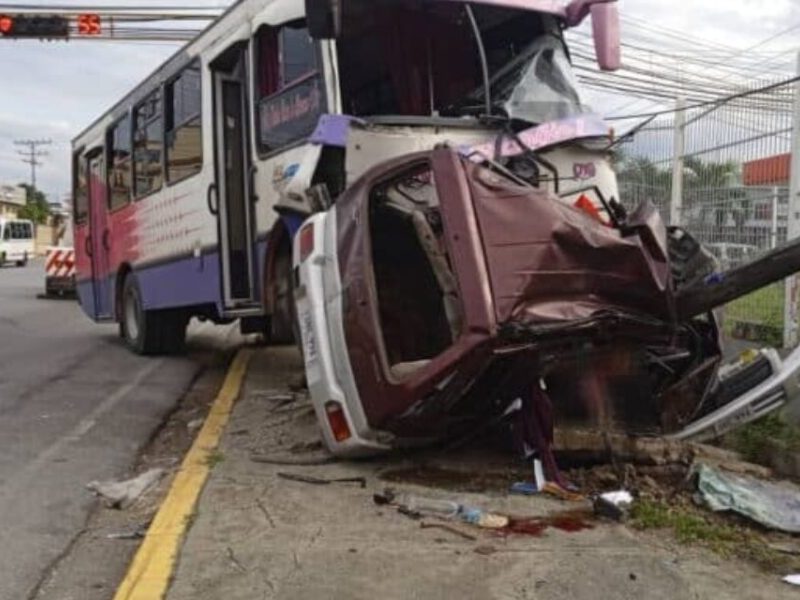 Tres personas fallecidas y 8 heridas tras accidente de tránsito en Aragua