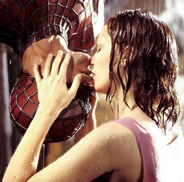 Actriz de Spiderman revela que el memorable beso fue “miserable”