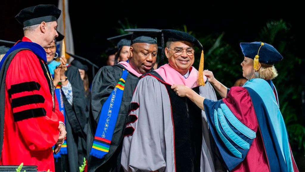 Gilberto Santa Rosa recibió un doctorado honoris causa de Berklee College